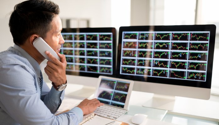 forex-trader-monitoring-charts